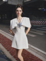 Vestido Mini Elegante Tejido Blanco Liso Estilo Reina de Hielo con Capa, Flores 3D, Cintura Natural de Lujo, Lavable, para Fiesta, Vietnam