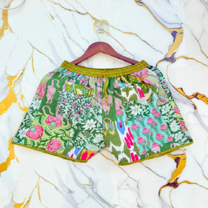 Shorts en coton patchwork colorés, esthétique hippie spirituelle et festiviste, construction légère - Product Image 1