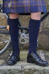 Kilt Flashers Kilt écossais vert avec chaussettes assorties et bottes marron pour homme, idéal pour les activités de plein air - Product Image 4
