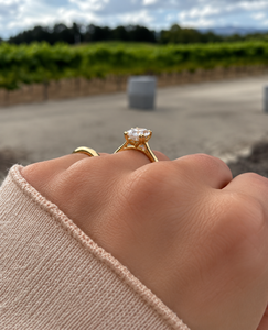 Bague en or jaune classique de qualité supérieure avec diamant ovale et bande pavée, or massif 14 carats, cadeau de fiançailles ou de mariage disponible à la vente - Product Image 4