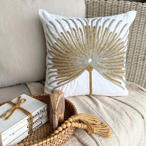 Housse de coussin carrée de luxe brodée à la main avec des perles pour la décoration de la maison, le style de la chambre et une utilisation contemporaine - Product Image 6