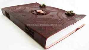 Journal en cuir rouge avec serrure à pierres précieuses |   Carnet d'écriture fait main |   Journal de voyage vintage |   Cadeau en cuir gaufré pour écrivains - Product Image 2