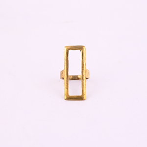 Anillo de Hebilla Rectangular Moderno Chapado en Oro con Acabado de Latón de Inspiración Antigua para Mujer - Product Image 1