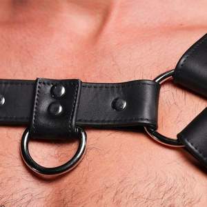 Arnés de disfraz sexy de piel sintética para hombre, ajuste clásico en el pecho, de primera calidad, de secado rápido, transpirable y ecológico. - Product Image 5