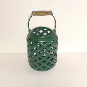 Lanterne à bougie en métal jaune, forme ovale, motif ajouré en treillis, poignée en bois, décoration de centre de table - Product Image 4