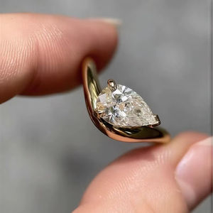 Anillo moderno con diamante de corte pera cultivado en laboratorio, banda curva, hecho a mano, solitario, oro amarillo de 14k, para mujer, regalo de boda para dama de honor - Product Image 1