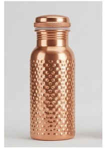 Botellas de cobre de lujo con acabado en pátina verde, diseño moderno con patrón hexagonal, artículos de bebida portátiles para viaje. - Product Image 2