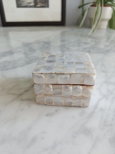 Boîte de rangement pour bijoux en nacre écologique rectangulaire faite à la main par ILAHI, boîte cadeau décorative artisanale florale, Uttar Pradesh - Product Image 1