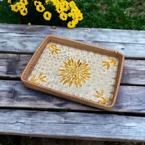 Ensemble de plateaux en rotin avec incrustations de nacre naturelle, faits à la main, pour servir des collations de qualité supérieure et décorer la maison de manière festive - Product Image 6