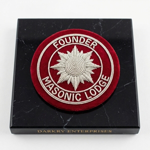 Parche de Regalia Masónica Hecho a Mano con Insignia de Logia de los Fundadores en Alambre de Plata y Terciopelo Rojo - Product Image 1