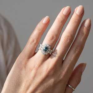 Bague Art Déco Moissanite 1 carat Saphir Bleu Coupe Ovale Halo Floral Plaqué Rhodium Argent 925 Original Style Vintage Promesse pour Elle - Product Image 2