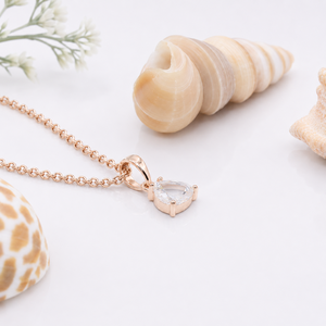 Collier pendentif en or rose avec diamant de laboratoire taille trilobé, bijou fin minimaliste pour femme, à porter au quotidien, charme solitaire - Product Image 4