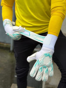 Guantes de Portero de Fútbol para Niños, Jóvenes, con Agarre Fuerte, Cierre con Cordones, Protección para Dedos y Pulgar, Látex Impermeable, Alta Calidad - Product Image 6