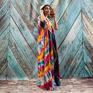 Robe de soirée moderne chaude détendue profonde col en V fait à la main Tie Dye Trendy Summer Resort Wear Robe de soirée Boho Beach Kaftan kimono - Product Image 2