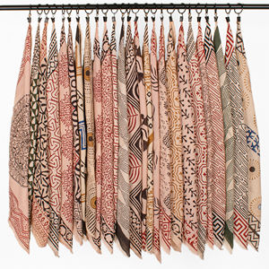 Venta al por mayor de accesorios para el cabello vintage hechos a mano de lujo, ecológicos, de algodón Bagru, juego de bandanas naturales, promocionales para viajes de verano - Product Image 1