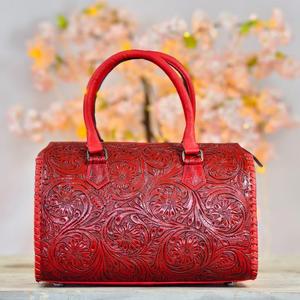 Bolso de Mano de Cuero Rojo de Lujo con Diseño Floral Repujado y Detalle de Piedra Turquesa - Product Image 2