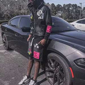 Ensemble de survêtement streetwear personnalisé en molleton épais avec impression DTG, effet délavé à l'acide, comprenant un sweat à capuche zippé et un short - Product Image 4