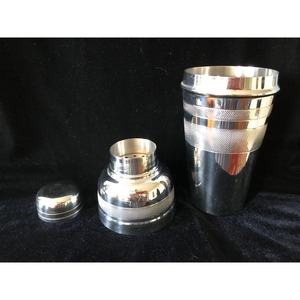 Shaker à cocktails en métal de qualité supérieure, conçu pour les barman professionnels et les mixologues amateurs recherchant des outils de préparation de boissons impeccables. - Product Image 3