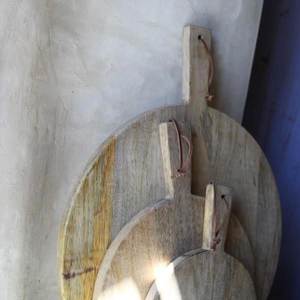 Planche à découper ronde en bois avec poignée pour la cuisine - Product Image 4