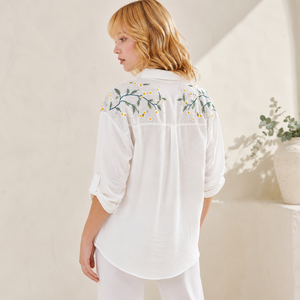 Camisa Blanca Premium de Algodón para Mujer, Bordado Floral Amarillo, Manga Larga, Cierre de Botones, Blusa Casual para Venta al Por Mayor B2B - Product Image 4