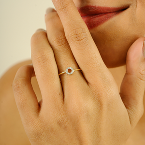 Anillo Delicado Minimalista de Oro Amarillo Real K14 con Diamante Redondo de Corte Brillante y Halo Abierto, Regalo de Graduación, Joyería - Product Image 4