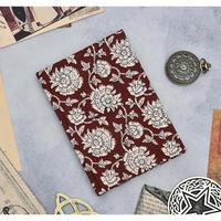 Handgefertigtes Notizbuch mit rotem Batik-Druck, handgenähter Bindung und Blanko-Seiten aus Rajasthan
