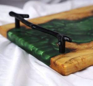 Plateau à fromage Live Edge en résine époxy noyer plateau de service poignées en métal cadeau de mariage personnalisé cadeau de pendaison de crémaillère - Product Image 4