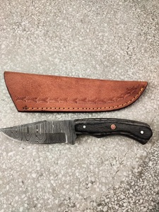 Couteau de chasse artisanal en acier Damas de qualité industrielle avec manche en bois et étui en cuir pour le camping en plein air - Product Image 1