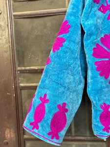 Chaqueta Boho Azul de Terciopelo para Mujer, Bordada con Motivos Florales Suzani, Manga Larga, Cuello Alto, Ropa de Abrigo Otoñal para Mujer - Product Image 4
