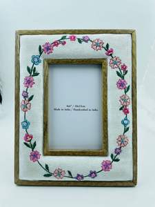 Collection Printemps Tendance Luxe : Cadre Photo Mural Moderne Fait Main en Bois et Tissu, Brodé et Perlé, Léger et Durable - Product Image 2