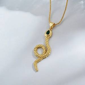 Colgante de Oro de 18K con Baño de Oro, Diseño de Serpiente Egipcia con Corte Esmeralda y Forma de Flor, Joyería Exquisita de Oro Antiguo para Regalo Unisex - Product Image 2