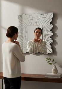 Espejo de Pared Veneciano de Lujo Hecho a Mano con Marco de Vidrio Grabado Intrincado y Decoración Tradicional Italiana Inspirada en Murano - Product Image 1