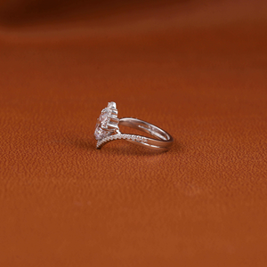 Anillo de Compromiso de Oro Blanco de 14K con Halo Redondo de Moissanita VVS1 Color D, Anillo Nupcial con Corona Floral para Mujer - Product Image 5