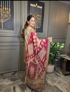 Ropa de Diseñador Exclusiva, Moderna, Salwar Kameez con Estampado en Crepé Francés, Top y Salwar con Dupatta para Fiesta - Product Image 4