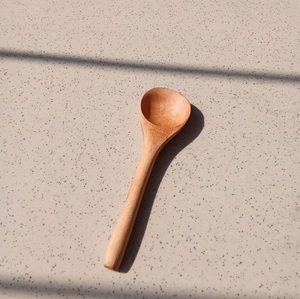 Cuillère en bois faite à la main, cuillère à soupe en bois naturel, ustensile de cuisine rustique, cuillère de cuisine écologique, accessoire de table - Product Image 4