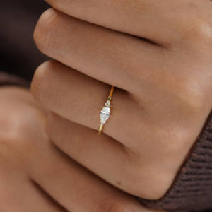 Anillo de Bodas de moda de este a oeste, oro amarillo sólido con moissanita de corte ovalado y siete piedras de corte lateral para Aniversario de compromiso - Product Image 3