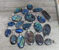 Pendentif fleur en labradorite cabochon |   Collier religieux en pierre précieuse polie effet feu bleu éclatant avec croix |   Fait main et respectueux de l'environnement