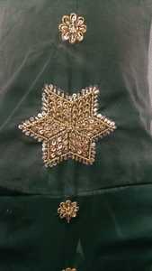 Tissu Sherwani avec broderie artisanale, détails riches, texture raffinée, finition élégante pour tenue de mariage, vêtements de cérémonie pour hommes. - Product Image 5