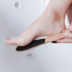 UBI UBI-2059 Lima de pies 2 en 1, lima exfoliante para pedicura, raspador para talones agrietados, eliminación de callos y piel muerta, herramienta de piedra pómez para uso en seco y húmedo, mango de madera - Product Image 3