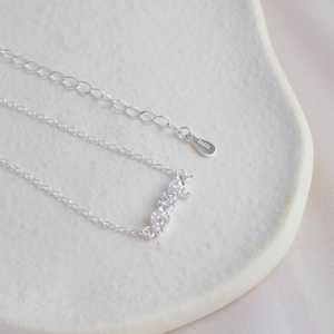 จี้ใบไม้สไตล์มินิมอลวินเทจ เงินแท้ 925 ประดับด้วยหินธรรมชาติ สร้อยคอสำหรับงานหมั้น ของขวัญวันเกิดสำหรับผู้หญิง - Product Image 1