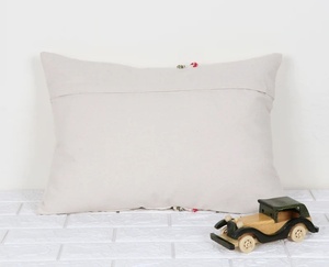 Housse de coussin décorative carrée en coton 100% avec fermeture éclair, imprimé texturé bohème ivoire et rouge à franges - Product Image 6
