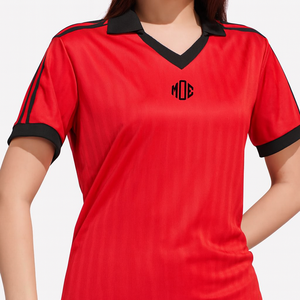 Camiseta de Fútbol Americano Roja con Cuello en V para Mujer, 100% Poliéster, Franjas Verticales, Uniforme de Equipo de Fútbol, Logotipo Personalizado OEM, Ropa Deportiva al por Mayor - Product Image 6