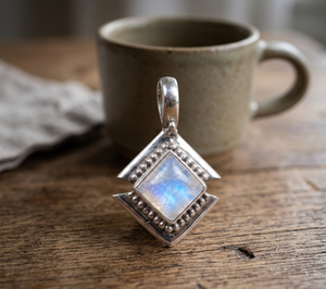 Pendentif géométrique en pierre de lune arc-en-ciel naturelle, collier artisanal en argent sterling 925, bijou en pierre précieuse, cadeau d'anniversaire - Product Image 3