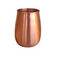 Coupe à vin en cuivre avec un profil élégant en forme de cloche, pied surélevé, lèvre large et surface réfléchissante propre pour les dîners traditionnels