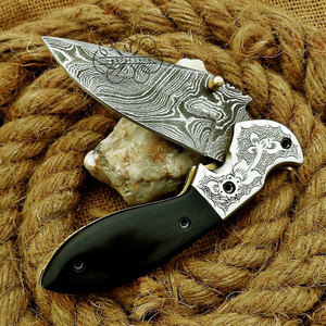 มีดพับดามัสกัสทำมือแบบกำหนดเองพร้อมด้ามจับทำจากเขาสัตว์  แกนเหล็กสลักลาย  ปลอกหนัง  มีดพกพา EDC  ผู้ผลิต OEM - Product Image 1