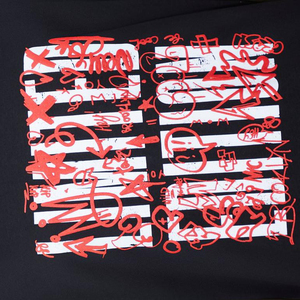 เสื้อยืดโอเวอร์ไซส์สีดำ - ลายกราฟฟิตีสไตล์เมืองและลายเส้นสีแดง - เสื้อสตรีทแวร์พิมพ์ลายพัฟฟ์ความหนาแน่นสูงผ้าฝ้าย - Product Image 3