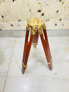 Telescopio de Latón con Trípode de Madera, Diseño Artesanal de Cruz y Ángel, Decoración Náutica Vintage para Escritorio, Ideal para Fiestas de Cumpleaños y Día de la Tierra - Product Image 3