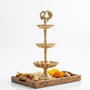 Lampe à huile en laiton à 3 niveaux avec finition paon, ensemble de thali en bois pour la puja, diya traditionnel pour la décoration de la maison à Diwali, cadeau de festival, vente en gros - Product Image 1