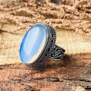 Anillo llamativo con piedra preciosa ovalada de piedra lunar Silvereye para mujer, diseño vintage minimalista bohemio de latón con acabado plateado oxidado, tercero - Product Image 6