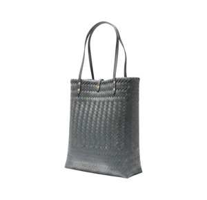 Sac à main chic et minimaliste en plastique tressé noir et sac artisanal pour femme, idéal pour les vacances d'été à la plage - Product Image 1